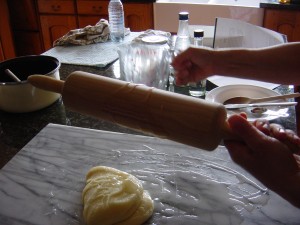 Coating the rolling pin with Ater.