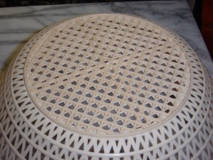 Colander with a suitable mesh